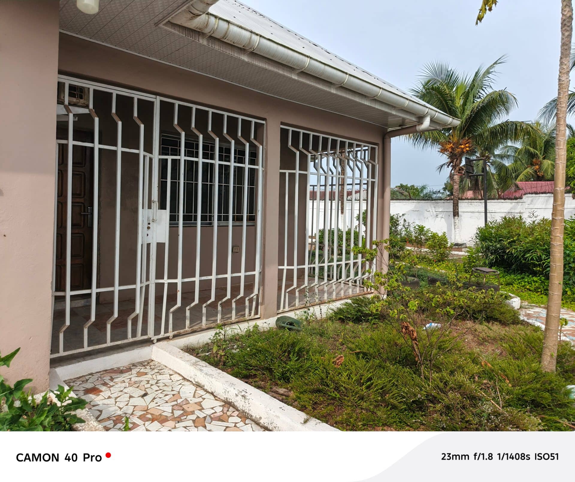 3 BEDROOMS SELF CONTAINED COMPOUND WITH 4 BATHROOMS AND BOYS QUATER IN FENCE FOR RENT. LOCATION : ELWA REHAB COMMUNITY